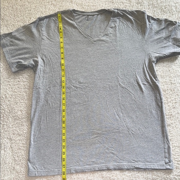 👕 Men’s Gray V-Neck T-Shirt – Size Large - Picture 2 of 5